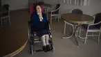 Suster Andre duduk di panti jompo Sainte Catherine Laboure di Toulon, Prancis selatan, Rabu (2/4/2022). Dengan kematian Kane Tanaka asal Jepang pada usia 119 tahun, manusia tertua di dunia sekarang adalah Lucile Randon yang merupakan seorang biarawati Prancis yang dikenal sebagai Suster Andre, berusia 118, menurut The Gerontology Research Group. (AP Photo/Daniel Cole)