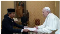 Duta Besar RI untuk Takhta Suci Vatikan, L. Amrih Jinangkung menyerahkan surat kepercayaan (credential letter) kepada Paus Fransiskus. (KBRI Takhta Suci Vatikan)