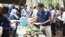Calon wakil presiden nomor urut 02 Sandiaga Uno mengambil makanan saat Ngobrol Pintar (Ngopi) di Hutan Kota Sangga Buana, Jakarta, Rabu (7/11). (Liputan6.com/Herman Zakharia)