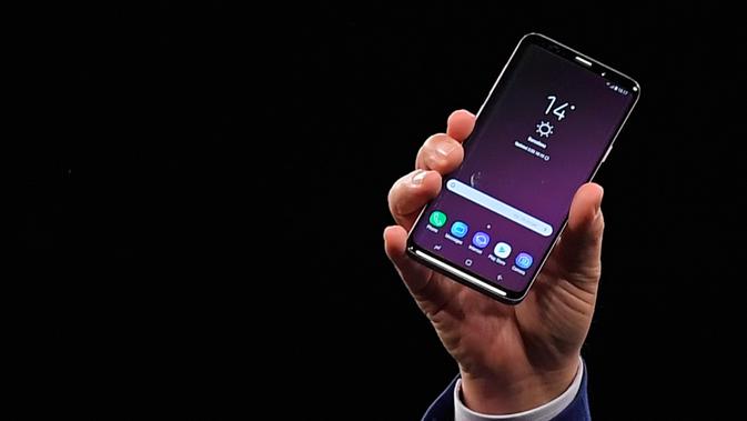 Samsung President of Mobile Communications Business, DJ Koh menunjukkan ponsel Samsung Galaxy S9 saat acara Samsung Galaxy S9 Unpacked di Barcelona, Spanyol (25/2). (AFP Photo/Lluis Gene)