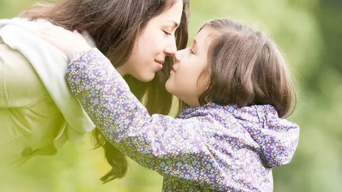 Pelukan dan ciuman punya manfaat yang luar biasa/copyright: thinkstockphotos.com