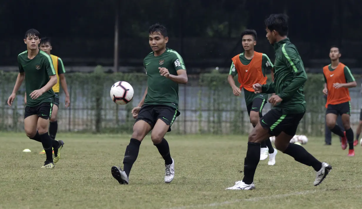 Pemain Timnas Indonesia U-19, Fadilah Nur Rahman, berebut bola saat latihan di Stadion Padjadjaran, Bogor, Kamis (26/9). Latihan ini merupakan persiapan jelang kualifikasi Piala Asia 2020. (Bola.com/Yoppy Renato)