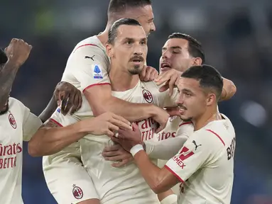 Penyerang AC Milan, Zlatan Ibrahimovic merayakan gol pembuka yang dicetaknya ke gawang AS Roma pada pekan ke-11 Liga Italia di Stadio Olimpico, Roma, Senin (1/11/2021) dini hari WIB. AC Milan menang 2-1 meski harus bermain 10 orang. (AP Photo/Gregorio Borgia)