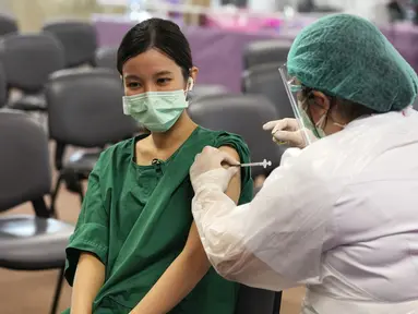Seorang tenaga kesehatan menerima suntikan booster vaksin virus corona COVID-19 Pfizer-BioNTech di Rumah Sakit Bangkok Metropolitan Administration General, Bangkok, Thailand, Selasa (10/8/2021). Total kasus COVID-19 di Thailand mencapai 736.522 kasus sejak awal pandemi. (AP Photo/Sakchai Lalit)