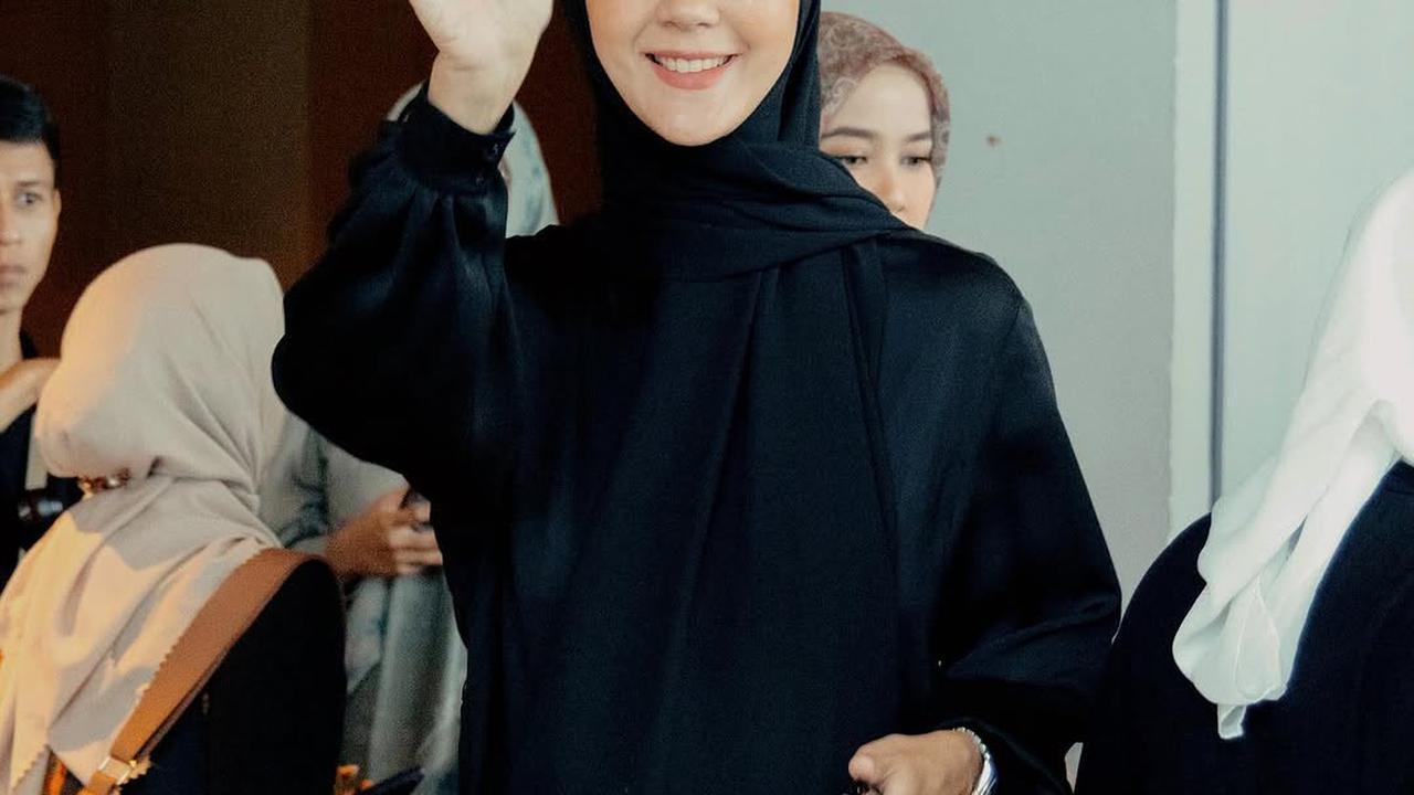 5 Potret Cantik Paula Verhoeven dengan Nuansa Hitam, Outfitnya Berkelas dan Tak Pernah Gagal