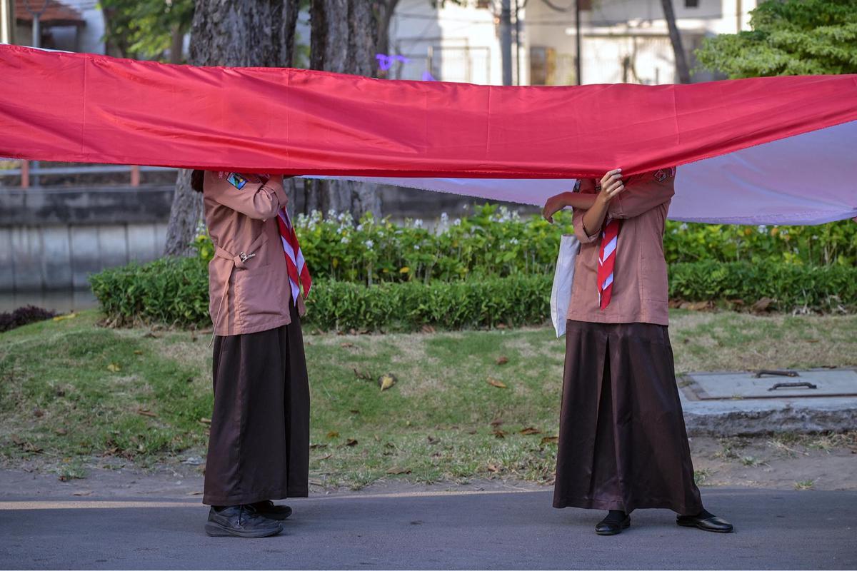 FOTO: Aksi Pelajar Surabaya Bentangkan Merah Putih Hampir 15 Kilometer