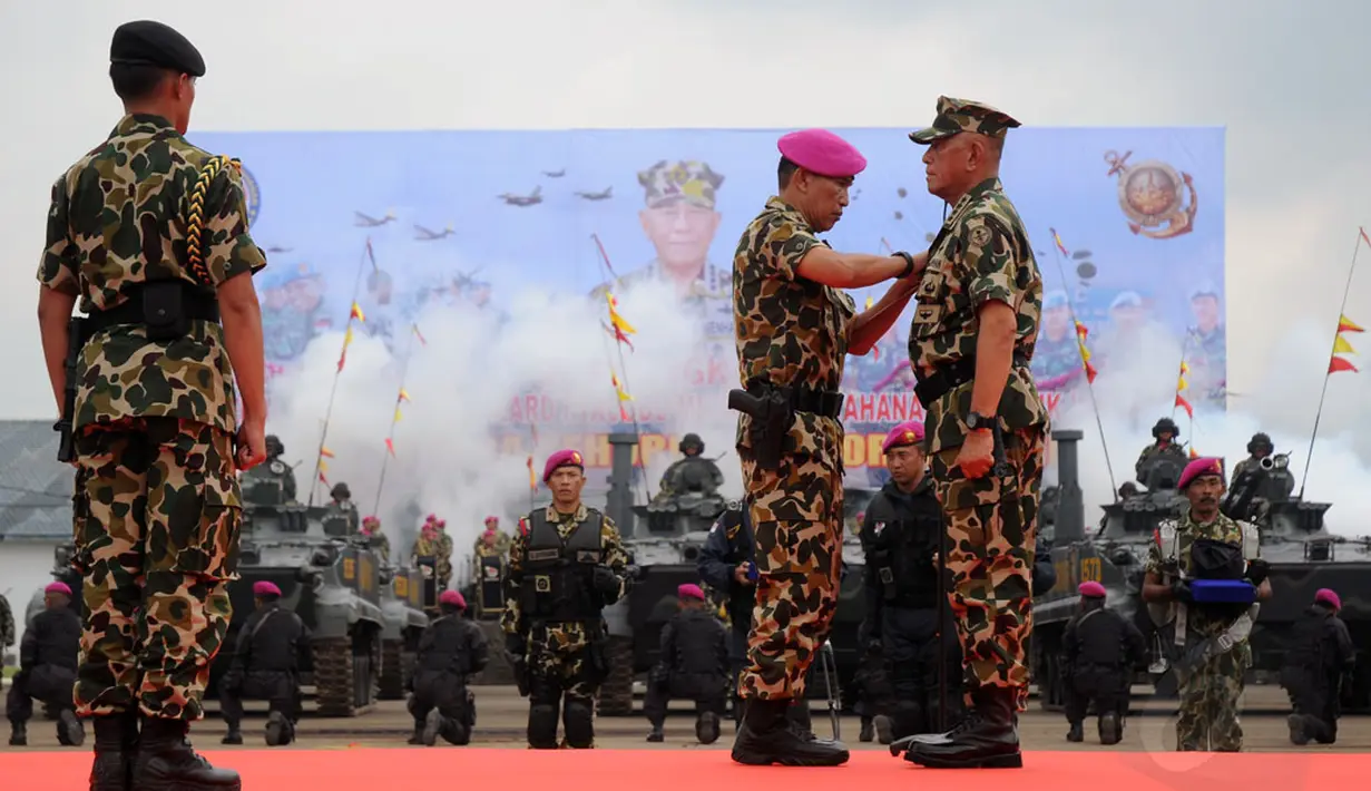 Komandan Korps Marinir, Mayjen TNI (Mar) A. Faridz Washington (tengah) memasangkan brevet kehormatan kepada Menhan Ryamizard Ryacudu di Lapangan Apel Kesatrian Marinir, Cilandak, Jakarta (9/12/2014). (Liputan6.com/Helmi Fithriansyah)