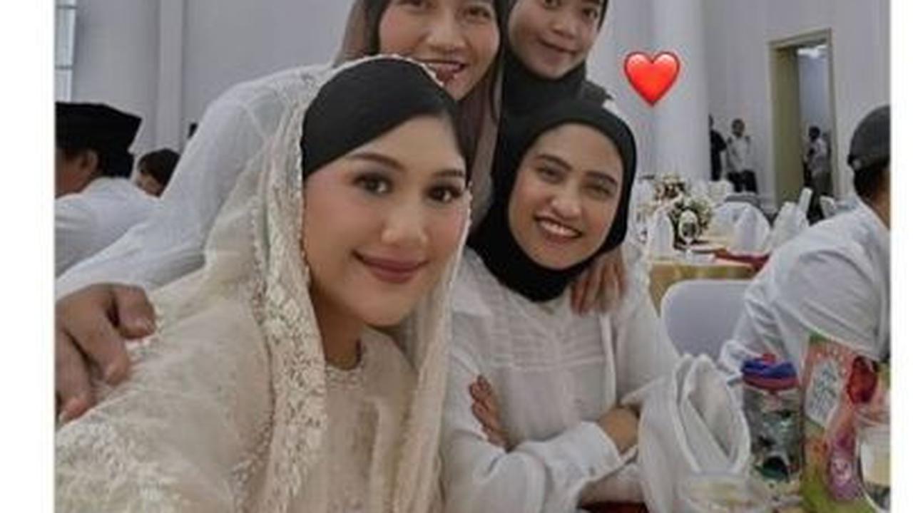 Erina foto bersama para rekannya. Bumil tampil cantik mengenakan dress krem.