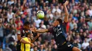 Striker Paris Saint-Germain, Lucas, duel udara dengan bek Montpellier, Ruben Aguilar, pada laga Liga 1 Prancis, di Stadion de la Mosson, Sabtu (23/9/2017). Kedua tim bermain imbang 0-0. (AFP/Pascal Guyot)