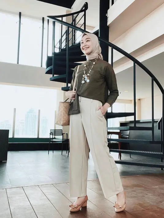 <p>Jika ingin tampil simpel namun tetap elegan kamu dapat menggunakan kemeja serta menambahkan kalung sebagai aksesoris penunjang. (instagramvinamaulina)</p>