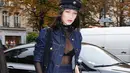 Bella Hadid tampak berusaha untuk tetap tegar dan menghempas rasa sedihnya ketika sang mantan pacar, The Weeknd sudah kembali berbahagia dengan kekasih barunya, Selena Gomez. (doc.hollywoodlife.com)