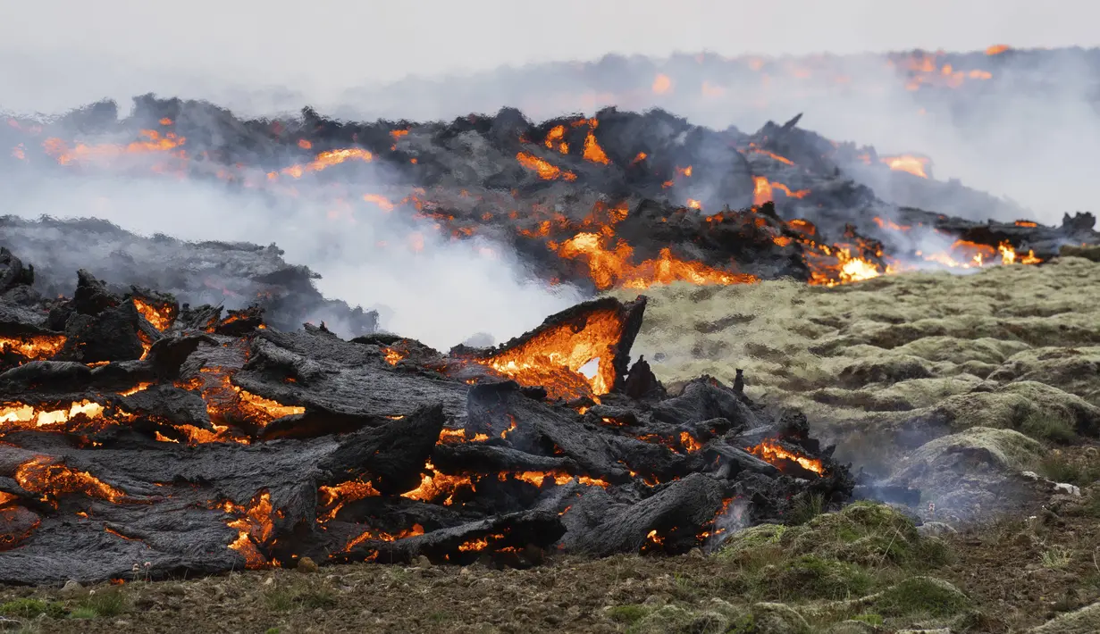 Letusan ini terjadi di sebuah lembah tak berpenghuni di dekat gunung Litli-Hrútur, sekitar 30 kilometer (19 mil) barat daya ibu kota Reykjavik. (AP Photo/Marco Di Marco)