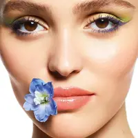 Kabar seru datang dari Chanel. Ammy Drammeh, dari COMÈTES COLLECTIVE, menghadirkan JARDIN IMAGINAIRE, koleksi makeup perdananya. Ia mempersembahkan palet bernuansa cerah dan energik yang mengingatkan kita pada dunia fantasi. Hal ini jadi salah satu sumber inspirasi abadi bagi Gabrielle Chanel. Bagaikan pancaran energi dan keceriaan untuk sambut musim panas.