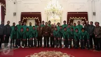 Presiden Jokowi berfoto bersama punggawa Timnas Indonesia dan rombongan di Istana Merdeka, Jakarta, Senin (19/12). Jokowi mengundang pemain timnas Indonesia beserta tim sukses piala AFF untuk makan siang bersama. (Liputan6.com/Faizal Fanani)