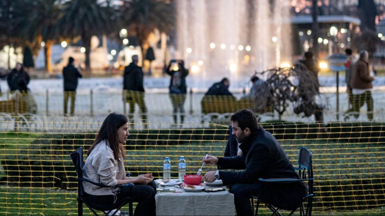 Sepasang suami istri berbagi makanan berbuka dengan latar belakang Masjid Biru di Alun-Alun Sultan Ahmed, Istanbul, Turki, pada hari pertama Ramadan, Senin (11/3/2024).&nbsp;Kota Istanbul di Turki menawarkan suasana Ramadan yang sangat unik.&nbsp;Yasin Ak
