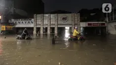 Warga mendorong motor saat terjebak banjir di Jalan Kemang Raya, Jakarta Selatan, Selasa (4/10/2022). Hujan yang mengguyur wilayah Ibu Kota Jakarta mengakibatkan banjir menggenangi kawasan Kemang, Jakarta. (Liputan6.com/Johan Tallo)