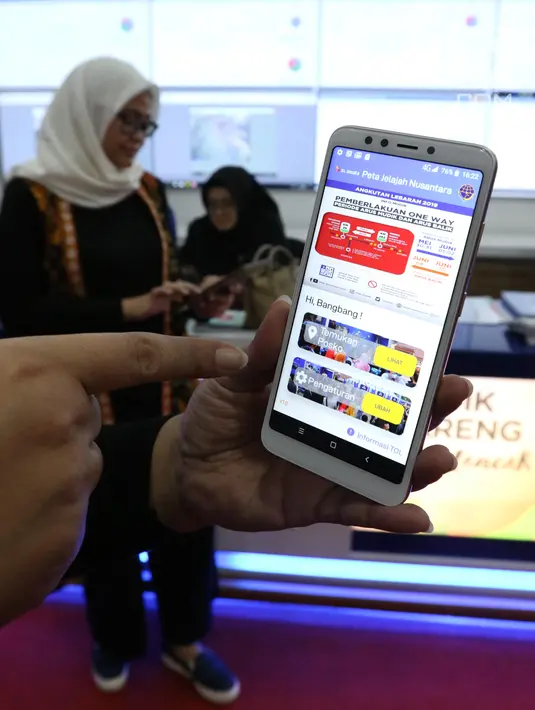 Seorang wanita menunjukkan aplikasi “Peta Jelajah Nusantara” di Jakarta, Selasa (28/5). Aplikasi ini dibangun sebagai sarana pemandu bagi masyarakat yang melakukan perjalanan darat di wilayah Indonesia. (Liputan6.com/Angga Yuniar)