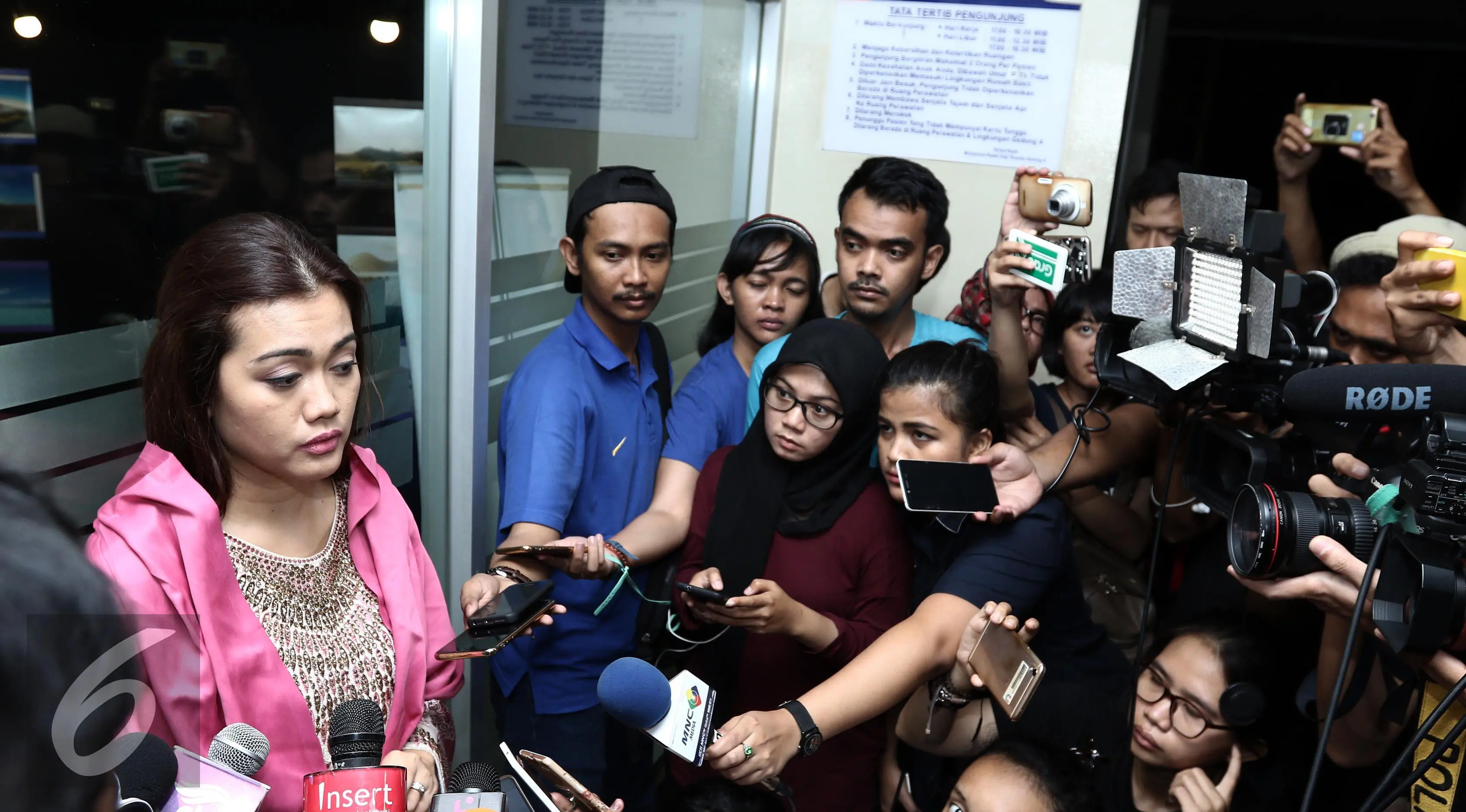 Adik Julia Perez, Nia Anggia membeikan keterangan pers terkait kondisi terkini sang kakak. (Herman Zakharia/Liputan6.com)