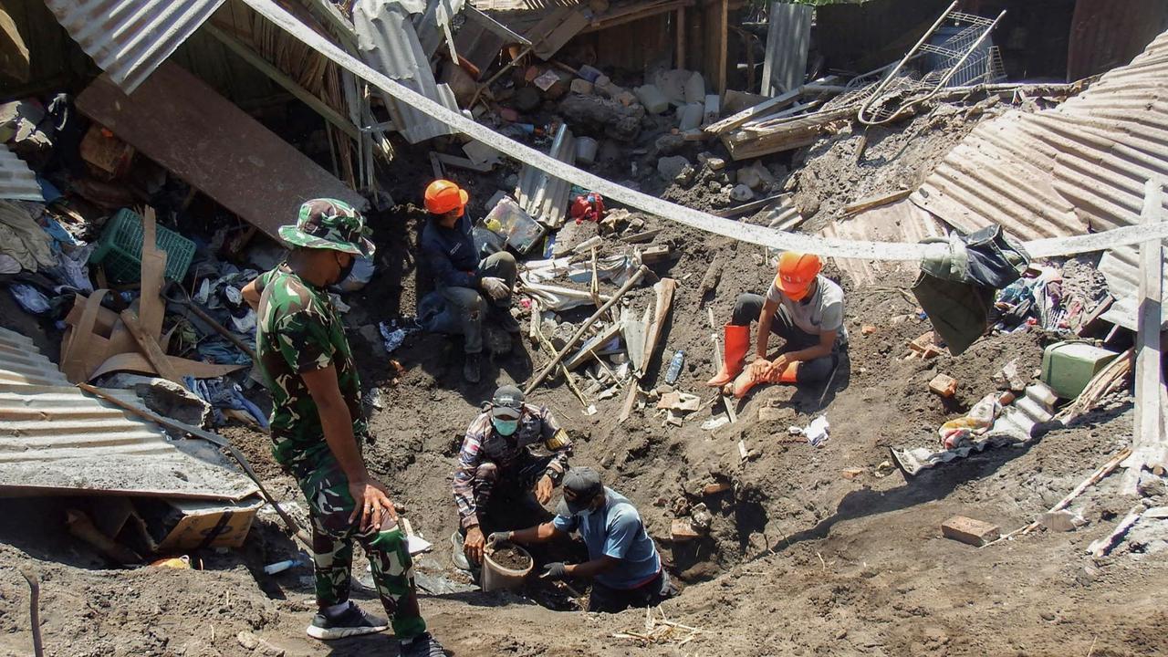 Gunung Lewotobi Laki-Laki erupsi