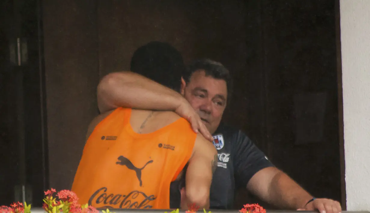 Striker Uruguay Luis Suarez terlihat memeluk staf pelatih di hotel Serhs, Natal, Brasil, Rabu (26/6/14). (REUTERS/Leo Carioca)