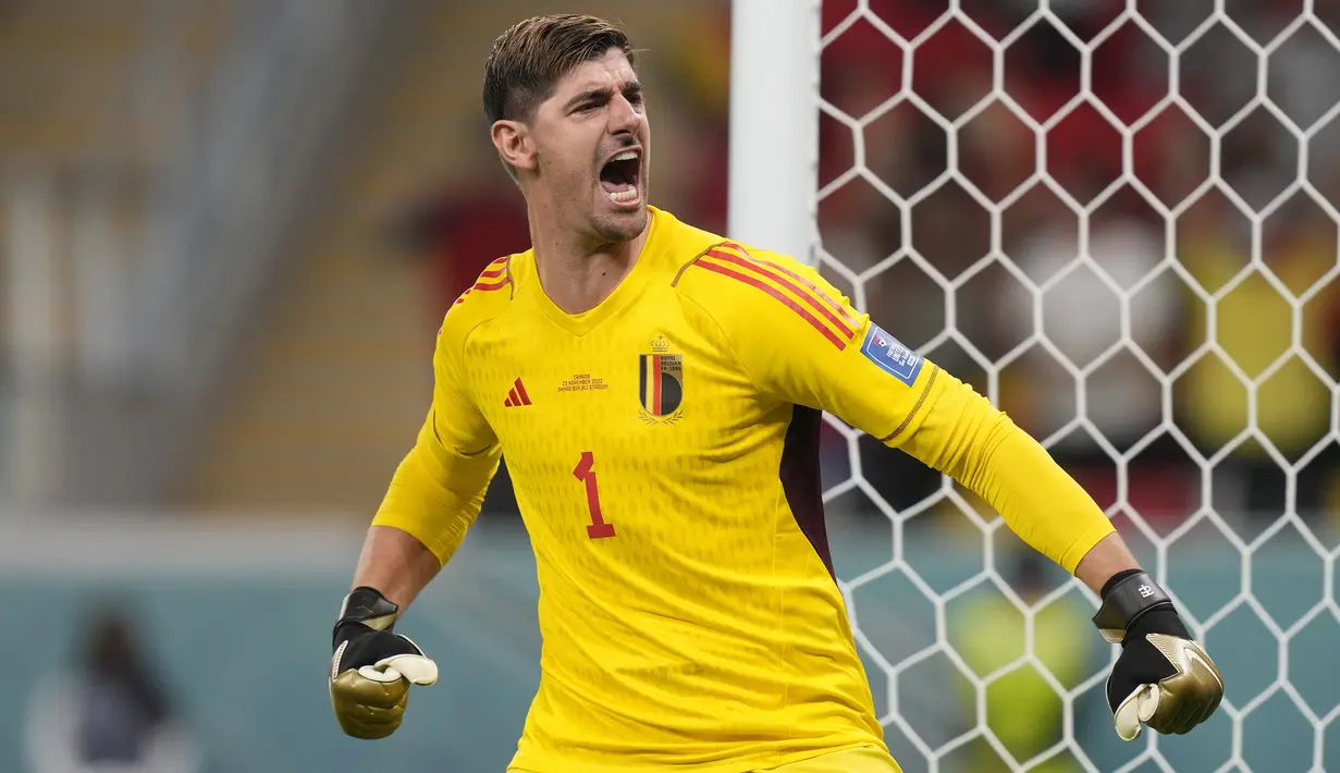 Sepanjang kariernya, Thibaut Courtois yang sejak awal musim 2018/2019 memperkuat Real Madrid ini total telah membuat 13 kali penyelamatan dari titik penalti, dengan rincian 12 kali di level klub dan penyelamatan penaltinya saat menghadapi Kanada menjadi yang pertama kali di level antar-negara. (AP/Darko Bandic)