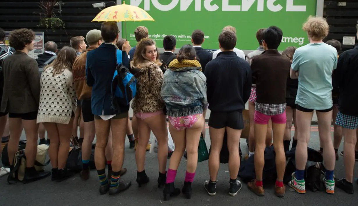 Sejumlah calon penumpang berpose tanpa mengenakan celana saat ikut berpatisipasi dalam No Pants Subway Ride di Washington. Foto diambil Minggu (11/01/2015). (AFP PHOTO/TIMOTHY A. CLARY)