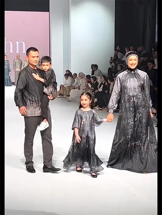 Belum lama ini, Nabila juga kompak berjalan di catwalk bersama dengan suami dan anak-anaknya. Penampilannya dalam peragaan busana muslim tersebut berhasil mencuri perhatian netizen.  [Instagram/nsyakieb85]