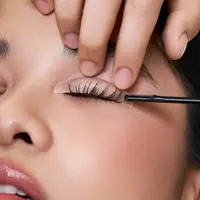 Tak perlu ke salon kecantikan, bulu mata bisa selalu on point dengan maskara lash lift di rumah (Lash Boss)