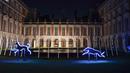 Pemandangan instalasi cahaya Palace of Light, di Hampton Court Palace, London, Rabu (7/12/2022). Kehadiran instalasi ini untuk menyambut natal dengan kilauan cahaya. (AP Photo/Alberto Pezzali)
