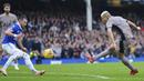 <p>Pemain Tottenham Hotspur, Richarlison (kanan) mencetak gol kedua timnya ke gawang Everton pada laga lanjutan Liga Inggris 2023/2024 Goodison Park stadium, Liverpool, Inggris, Minggu (04/02/2024) dini hari WIB. (AP Photo/Jon Super)</p>
