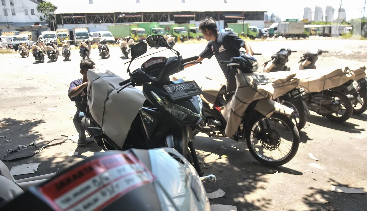 Untuk mencegah lonjakan pemudik sepeda motor, PT Kereta Api Logistik (KAI Logistik) bersama Kementerian Perhubungan menggelar program Mudik Motor Gratis (Motis). (merdeka.com/Iqbal S. Nugroho)
