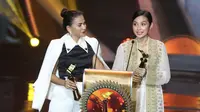 Aktris Nova Eliza dan Indah Permatasari memberikan pidato pada saat menerima piala dalam nominasi pemeran pembantu wanita terpuji film bioskop dalam ajang Festival Film Bandung 2016, Bandung, Jawa Barat (24/9/2016)