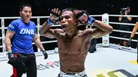 Debut Menang di ONE Friday Fights 175, Sanjaya Hutagaol Akhiri Paceklik Petarung Indonesia