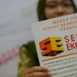 Seorang peserta memperlihatkan logo sensus ekonomi 2016 saat peluncuran di Kantor BPS Jakarta, Jumat (8/5/2015). Badan Pusat Statistik (BPS ) meluncurkan logo baru sensus Ekonomi 2016 (SE2016). (Liputan6.com/Faizal Fanani)