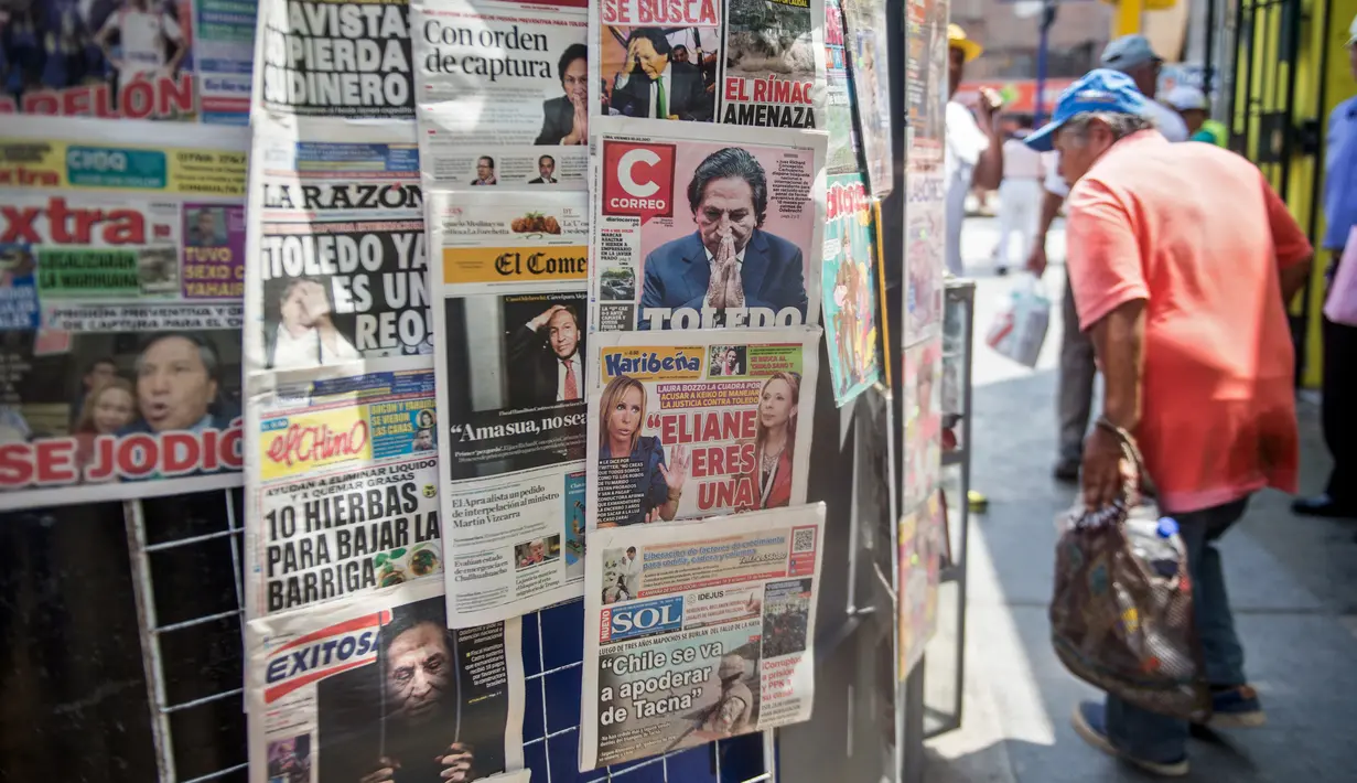 Foto mantan Presiden Peru Alejandro Toledo menjadi headline surat kabar di Lima, 10 Februari 2017. Pemerintah Peru menawarkan hadiah hampir Rp400 juta bagi yang dapat menangkap atau memberikan informasi keberadaan Alejandro Toledo. (ERNESTO BENAVIDES/AFP)
