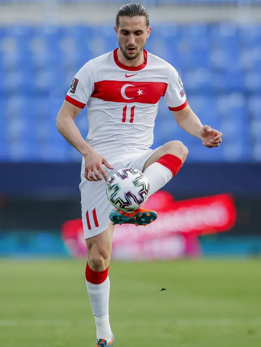 Gelandang Turki , Yusuf Yazici mengontrol bola saat bertanding melawan Turki pada lanjutan Kualifikasi Piala Dunia 2022 zona Eropa Grup G di stadion La Rosaleda di Malaga, Spanyol, Minggu (28/3/2021). Dengan kemenangan ini, Turki kukuh di puncak klasemen dengan enam poin. (AP Photo/Fermin Rodriguez)
