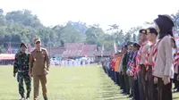 Bupati Jember, Gus Fawait dalam upacara TNI Manunggal Membangun Desa (TMMD) ke-124 di Lapangan Plalangan, Desa Plalangan, Kecamatan Kalisat, Jember, Jawa Timur, Selasa (6/5/2025). (Foto: Istimewa)