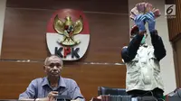 Petugas KPK menunjukkan barang bukti hasil OTT terhadap Bupati Pakpak Bharat Sumatera Utara, Remigo Yolanda Berutu di Gedung KPK, Jakarta, Minggu (18/11). KPK menetapkan tiga tersangka dan menyita uang Rp 150 juta. (Liputan6.com/Helmi Fithriansyah)