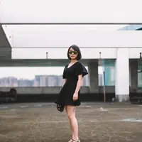 Bosan dengan little black dress yang ada di dalam lemari? simak cara kreatif untuk segarkan kembali. (Foto: Unsplash.com)