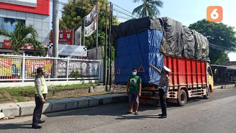 Satlantas Polres Situbondo, Menindak Tegas Truk ODOL di Jl. Basuki Rahmat Situbondo (Hermawan Arifianto/Liputan6.com)