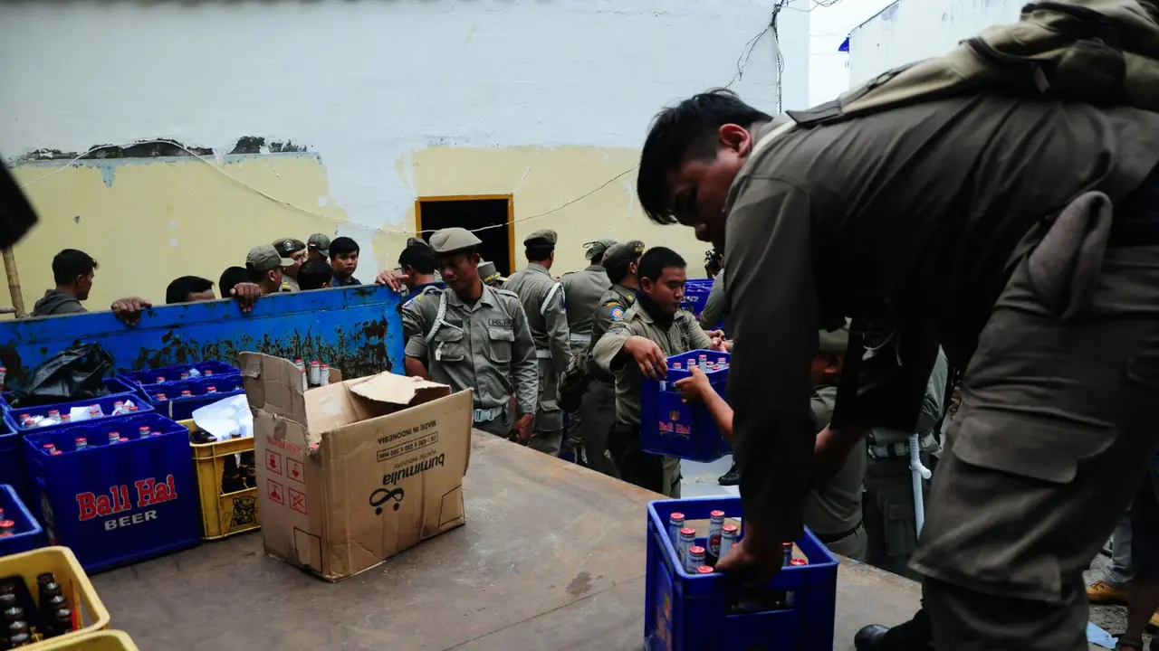 Satpol PP mengangkut bir dari Kalijodo