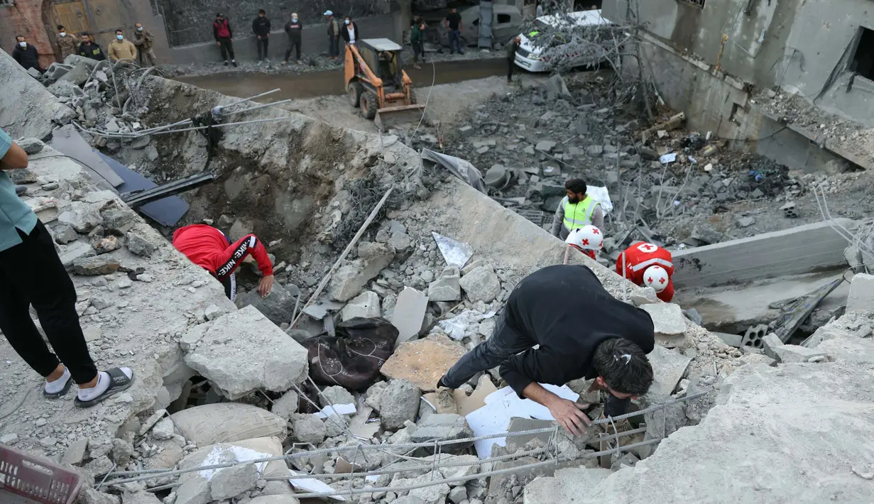 Tim penyelamat memeriksa reruntuhan bangunan setelah serangan udara Israel di desa Shebaa, Lebanon Selatan, pada 27 September 2024. (Rabih DAHER/AFP)