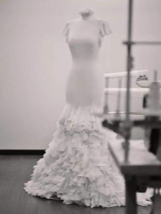 Untuk tampilan upacaranya, superstar itu berjalan menyusuri lorong dengan gaun kustom Ralph Lauren bernama “handkerchief gown’’  atau gaun saputangan. (Instagram/ralphlauren).