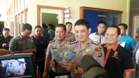 Kapolresta Jambi, Kombes Pol Bernard Sibarani menunjukkan barang bukti uang dan obeng kawanan pembobol ATM. (Bangun Santoso/Liputan6.com)