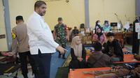 Anggota DPR RI Fraksi Partai NasDem, Rajiv menjenguk korban keracunan usai mengonsumsi makan bergizi gratis (MBG) di Posko KLB Keracunan MBG, Kecamatan Cipongkor, Kabupaten Bandung Barat, Jawa Barat, Jumat 26 September 2025 (Istimewa)