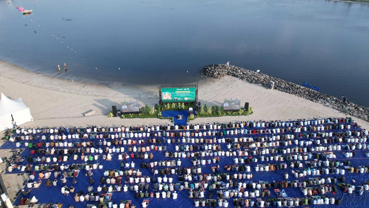 FOTO: Shalat Iduladha di Tepi Pantai Ancol Berlangsung Khidmat