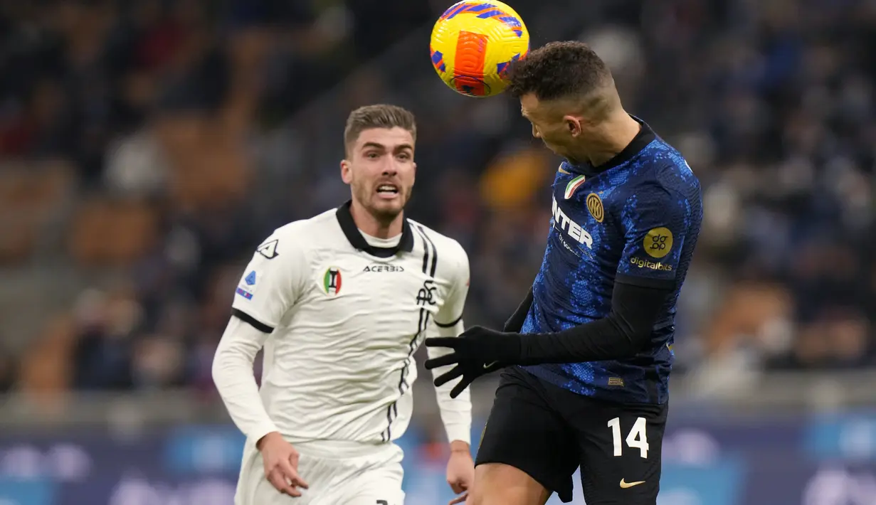 Gelandang  Inter Milan, Ivan Perisic menyundul bola dari kawalan pemain Spezia, Petko Hristov pada pertandingan lanjutan Liga Serie A Italia di Stadion San Siro, di Milan, Italia, Kamis (2/12/2021). Inter Milan kini berada di posisi ketiga klasemen dengan 34 poin. (AP Photo/Luca Bruno)