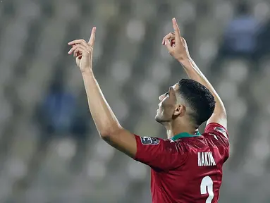 Bek Maroko Achraf Hakimi berselebrasi setelah mencetak gol kedua timnya ke gawang Malawi pada babak 16 besar Piala Afrika 2021 di Ahmadou Ahidjo Stadium, Yaounde, Rabu (26/1/2022) dini hari WIB. Achraf Hakimi menjadi penentu kemenangan Maroko atas Malawi, 2-1. (Kenzo Tribouillard/AFP)