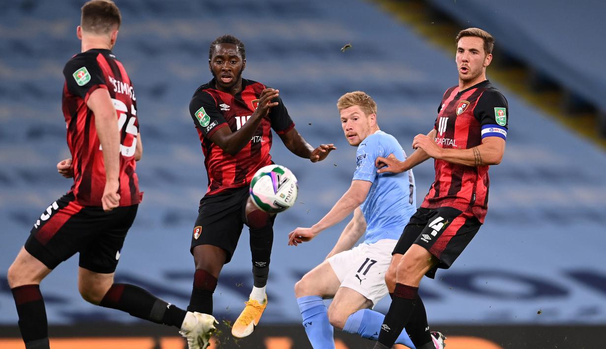 Gelandang Manchester City, Kevin De Bruyne, melepaskan tendangan saat menghadapi Bournemouth pada laga babak ketiga Piala Liga Inggris di Etihad Stadium, Jumat (25/9/2020) dini hari WIB. Manchester City menang 2-1 atas Bournemouth. (AFP/Laurence Griffiths/pool)