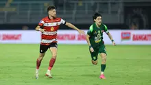 Jordy Wehrmann (Madura United) dan Francisco Rivera di Stadion GBT, Surabaya, Jumat (17-4-2026). (Bola.com/M. Iqbal Ichsan)